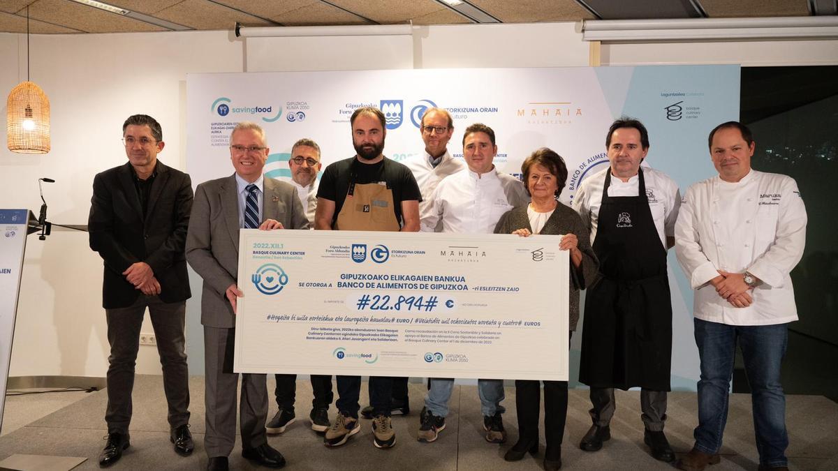 Belén Méndez de Vigo, presidenta del Banco de Alimentos de Gipuzkoa, y José Ignacio Asensio, diputado de Medioambiente, sujetan el cheque con la recaudación de la cena solidaria que tuvo lugar este jueves en el BCC.