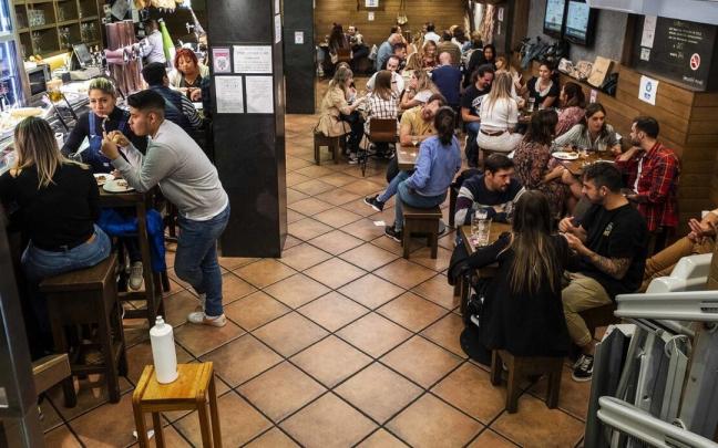 Clientes durante un 'Juevintxo' Clientes durante un 'Juevintxo'