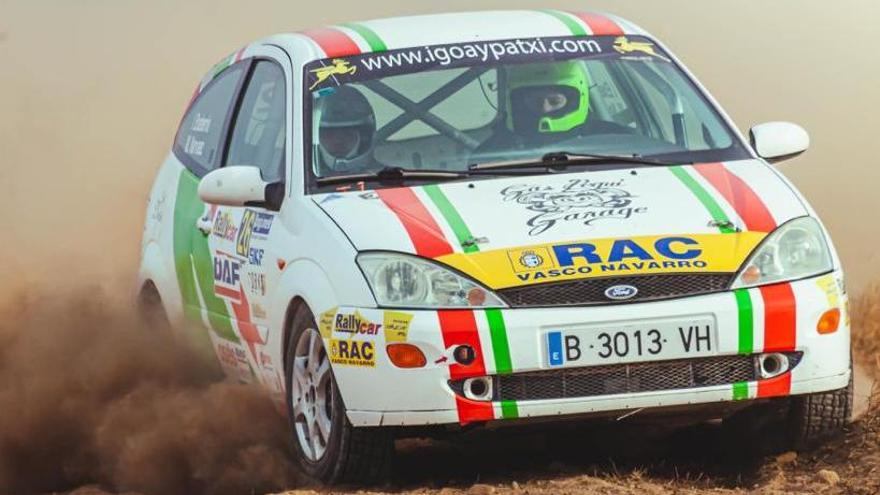 Iker, conduciendo el Ford Focus con el que logró la Copa Júnior en tierra.