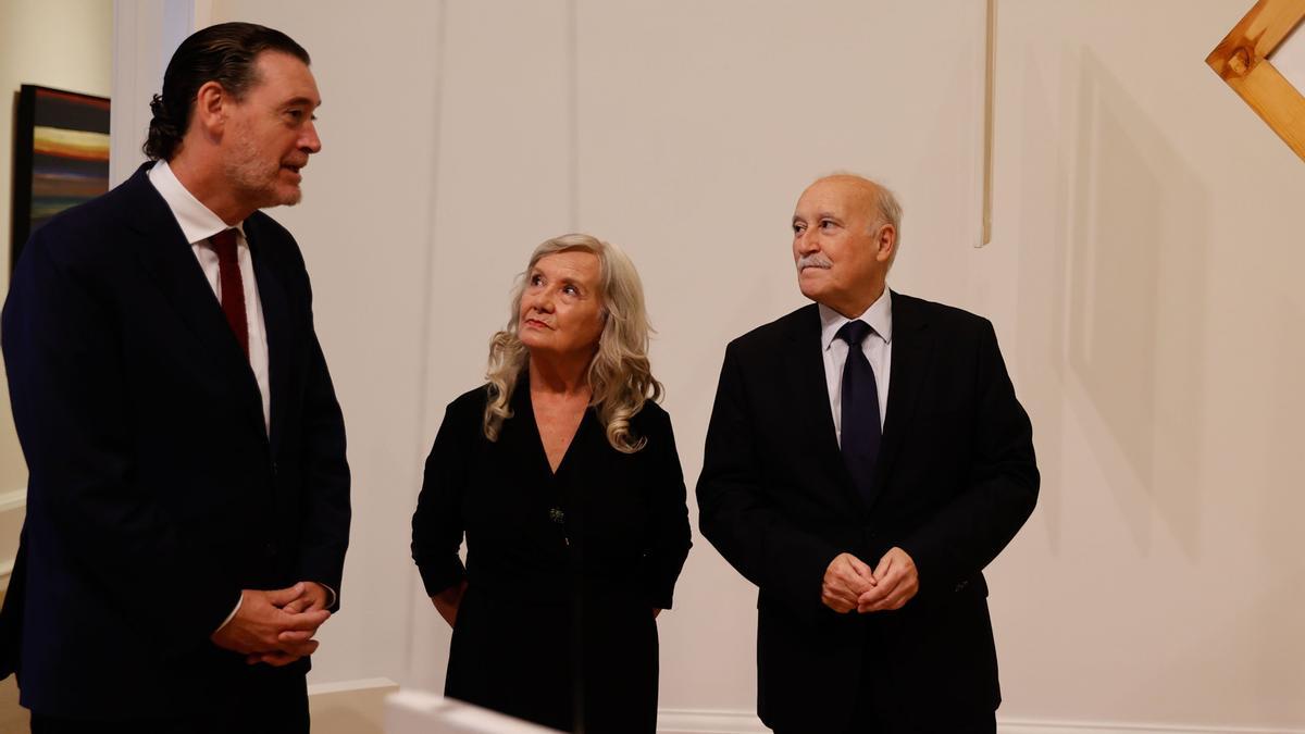 El director de la pinacoteca Miguel Zugaza, la pintora Inés Medina, y el director general de la obra social de BBK Gorka Martínez