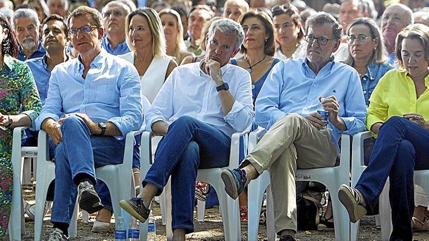 El líder del PP, Alberto Núñez Feijóo, rodeado de dirigentes como Cuca Gamarra o el expresidente del Gobierno, Mariano Rajoy. | FOTO: EFE