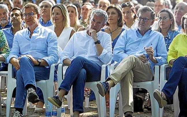 El líder del PP, Alberto Núñez Feijóo, rodeado de dirigentes como Cuca Gamarra o el expresidente del Gobierno, Mariano Rajoy. | FOTO: EFE