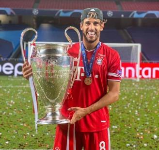 Javi Martínez, con el trofeo de la Liga de Campeones 2019/2020