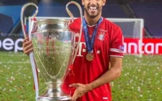 Javi Martínez, con el trofeo de la Liga de Campeones 2019/2020