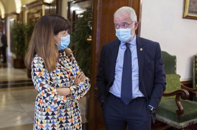 Maite Esporrín, del PSN, y Juan José Echeverría, de Navarra Suma, en el último Pleno del Ayuntamiento de Pamplona.