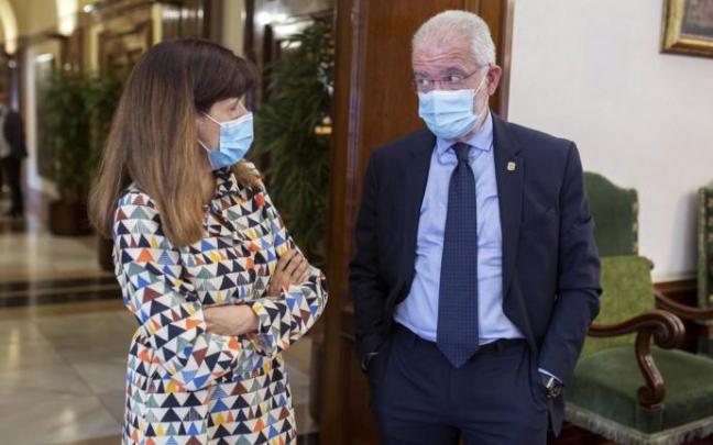 Maite Esporrín, del PSN, y Juan José Echeverría, de Navarra Suma, en el último Pleno del Ayuntamiento de Pamplona.