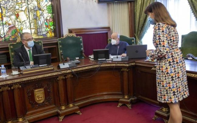 Esporrín charla con el alcalde Maya en un pleno anterior. Esporrín charla con el alcalde Maya en un pleno anterior.