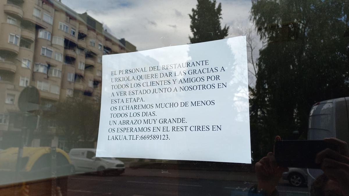 Nota de despedida del restaurante Urkiola en Portal de Legutiano.