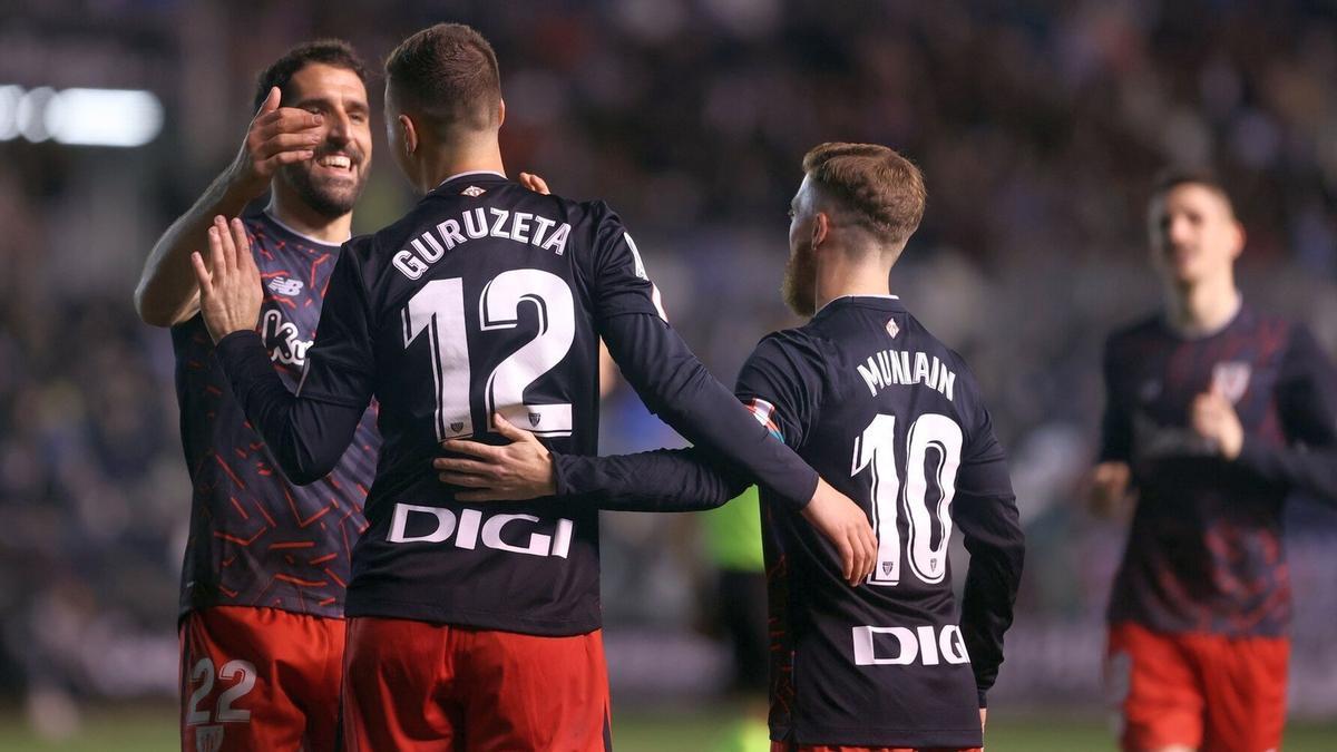 Raúl García y Muniain felicitan a Guruzeta tras marcar su segundo gol en el centenario del Burgos.