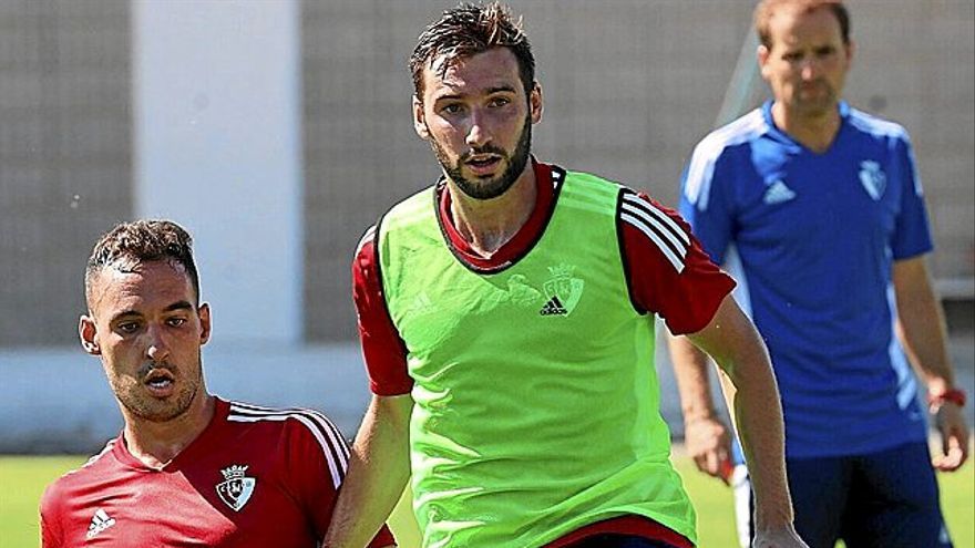 Jagoba Arrasate vigila una pugna entre Unai García y Moncayola en un entrenamiento de pretemporada.