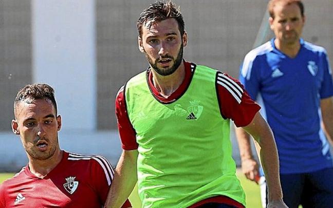 Jagoba Arrasate vigila una pugna entre Unai García y Moncayola en un entrenamiento de pretemporada. Jagoba Arrasate vigila una pugna entre Unai García y Moncayola en un entrenamiento de pretemporada.