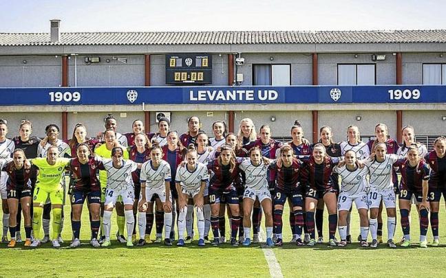 Las jugadoras del Levante y Las Gloriosas posan el pasado domingo tras suspenderse el partido.