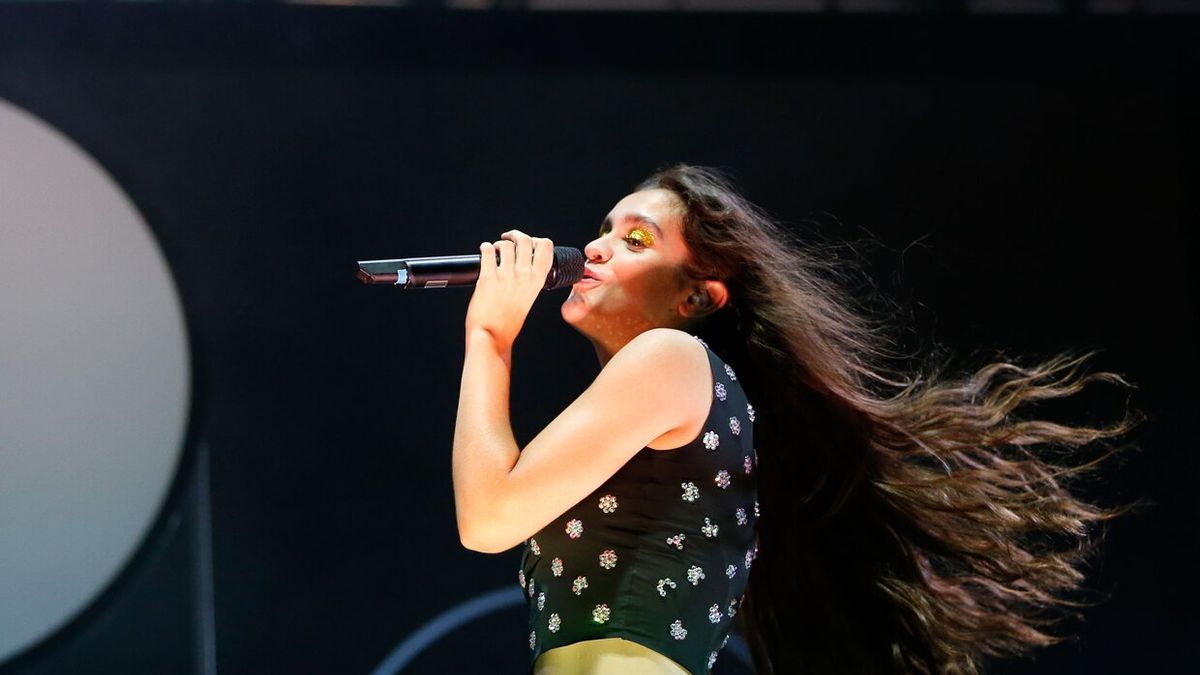 La compositora y cantante Amaia Romero durante su actuación el sábado en el Low Festival de Benidorm.