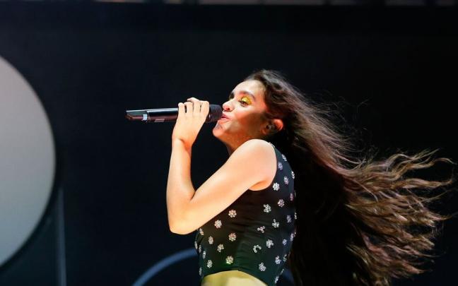 La compositora y cantante Amaia Romero durante su actuación el sábado en el Low Festival de Benidorm. La compositora y cantante Amaia Romero durante su actuación el sábado en el Low Festival de Benidorm.