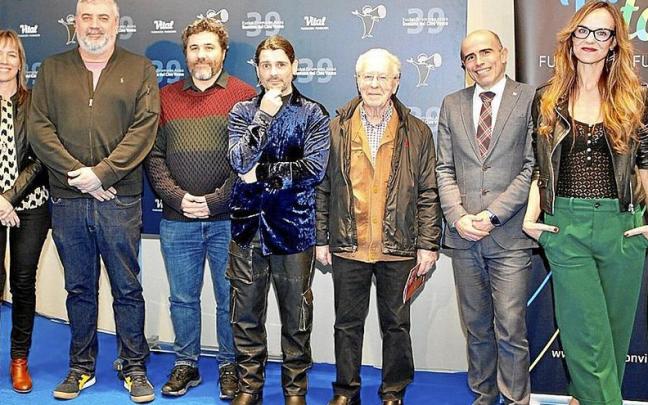 Representantes de Fundación Vital y la Semana, junto los responsables de las primeras proyecciones. | FOTO: PILAR BARCO