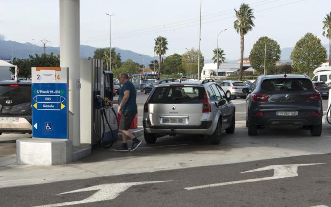 La huelga de las refinerías de Francia como consecuencia de las constantes subidas y bajadas de precio del carburante han provocado la escasez de combustible y el cierre de numerosas gasolineras. La huelga de las refinerías de Francia como consecuencia de las constantes subidas y bajadas de precio del carburante han provocado la escasez de combustible y el cierre de numerosas gasolineras.