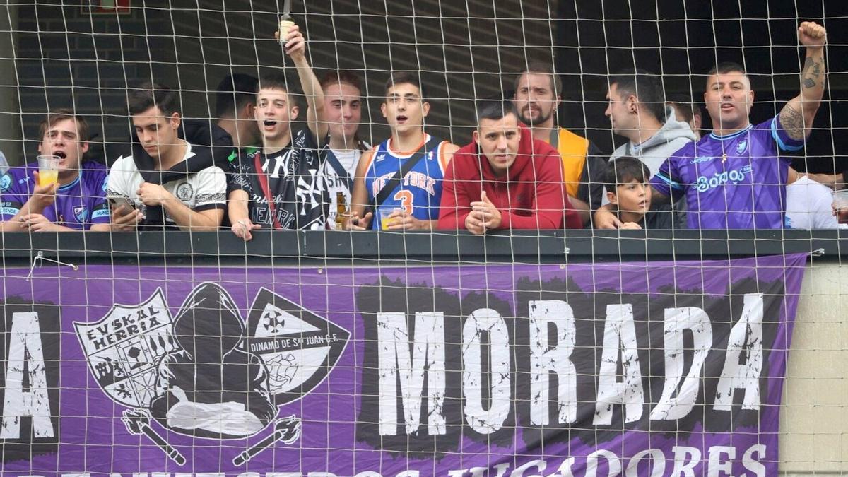 Aficionados del Dinamo animan a su equipo en el partido del pasado sábado ante el Sodupe.