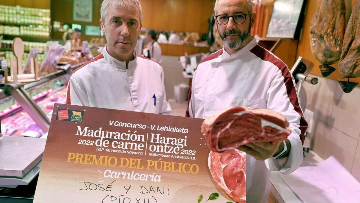 José Sandua y Daniel Lizarzu posan con la chuleta ganadora