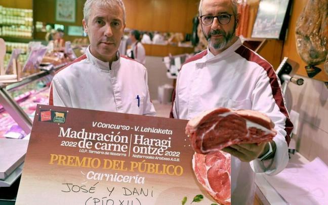 Jos&eacute; Sandua y Daniel Lizarzu posan con la chuleta ganadora