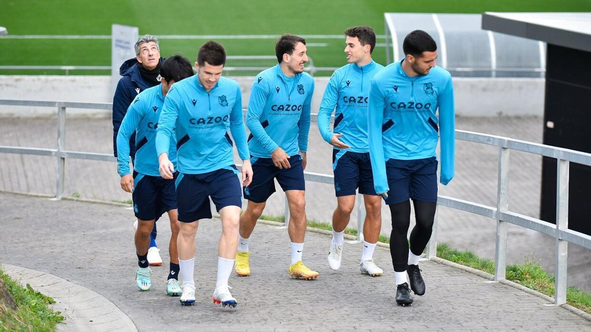 Varios jugadores de la Real se dirigen este sábado al campo de entrenamiento por delante de Imanol Alguacil.