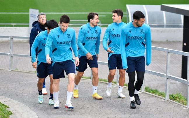 Varios jugadores de la Real se dirigen este sábado al campo de entrenamiento por delante de Imanol Alguacil. Varios jugadores de la Real se dirigen este sábado al campo de entrenamiento por delante de Imanol Alguacil.