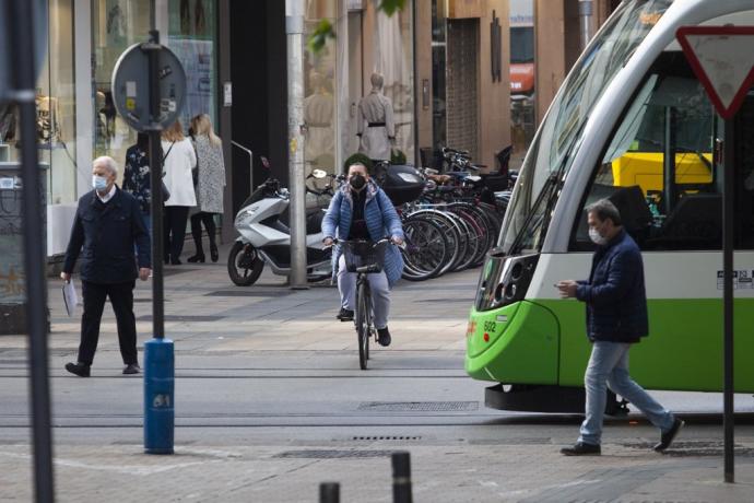 Un ciclista se dispone a cruzar las vías del tranvía en Vitoria.