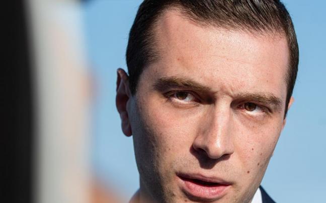 Jordan Bardella era el candidato de Marine Le Pen que seguirá liderando el grupo parlamentario. Jordan Bardella era el candidato de Marine Le Pen que seguirá liderando el grupo parlamentario.