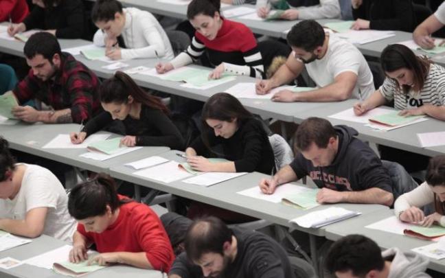 Personas realizando un examen para una OPE. Personas realizando un examen para una OPE.