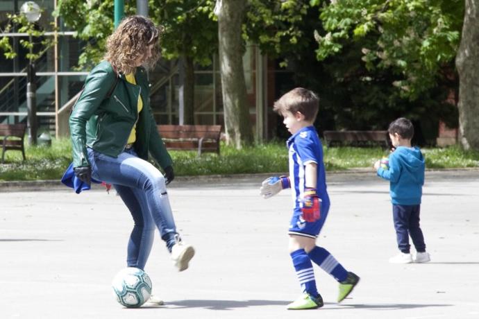 Una madre juega con sus hijos en Vitoria.