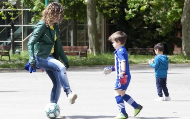 Una madre juega con sus hijos en Vitoria.
