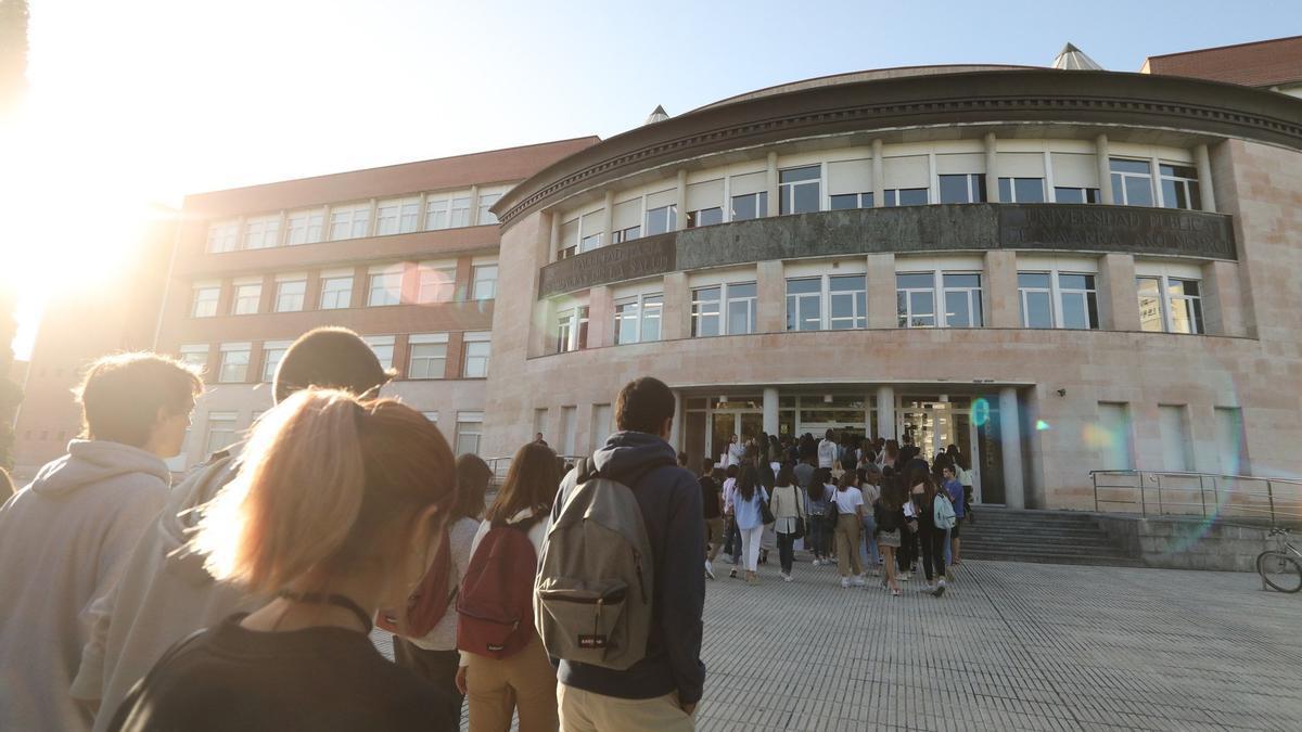 Entrada de estudiantes a la Facultad de Ciencias de la Salud.