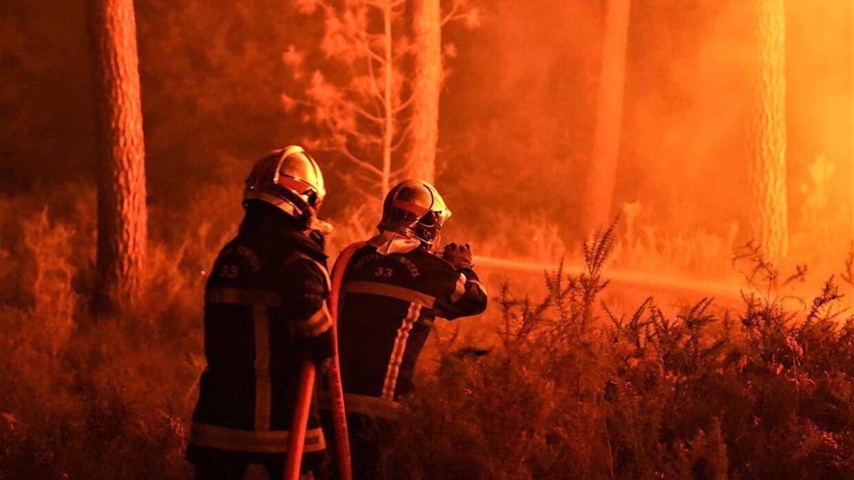 Bomberos sofocan un incendio en el departamento de Gironda, en el suroeste francés