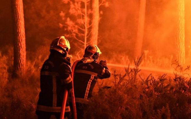 Bomberos sofocan un incendio en el departamento de Gironda, en el suroeste francés