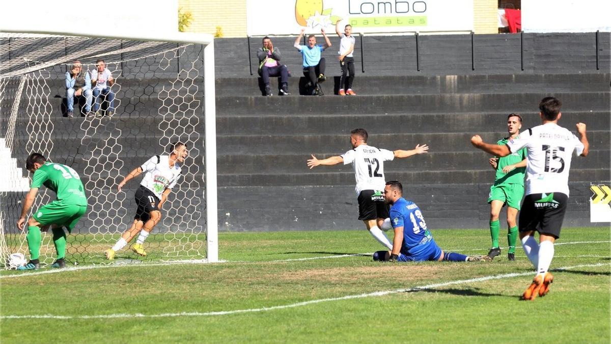 Los jugadores del Tudelano celebran un gol frente al Gernika