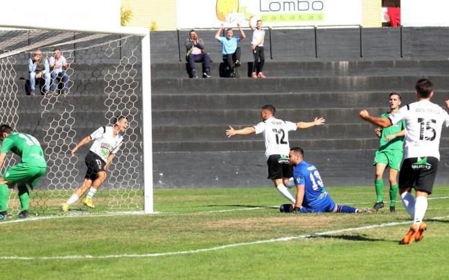 Los jugadores del Tudelano celebran un gol frente al Gernika