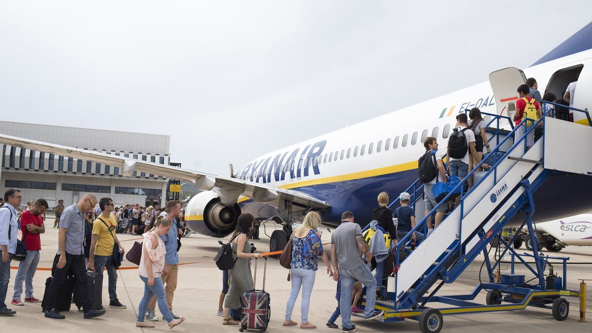 Un grupo de pasajeros embarcando a un aeroplano.