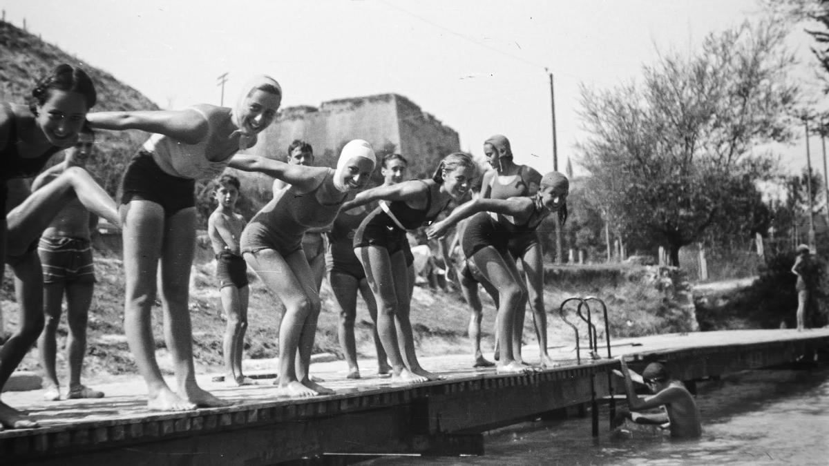 Las pioneras tirándose al río Arga.