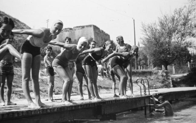 Las pioneras tirándose al río Arga. Las pioneras tirándose al río Arga.