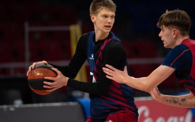 Savkov controla el balón en un entrenamiento en el Buesa Arena.