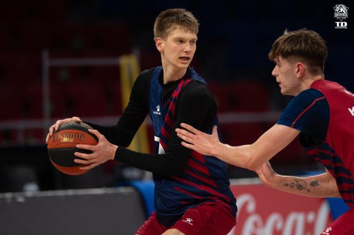 Savkov, en un entrenamiento con el Baskonia.