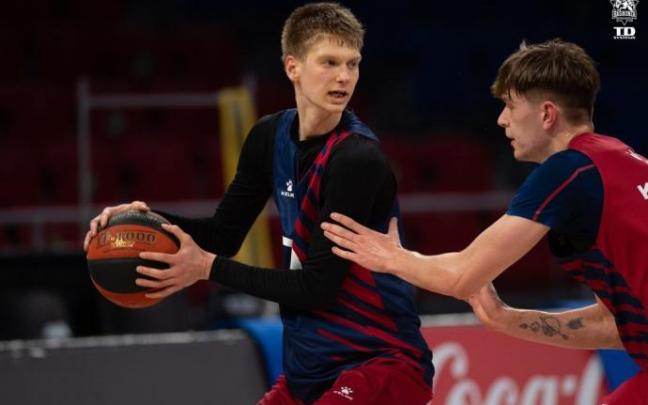 Savkov, en un entrenamiento con el Baskonia.