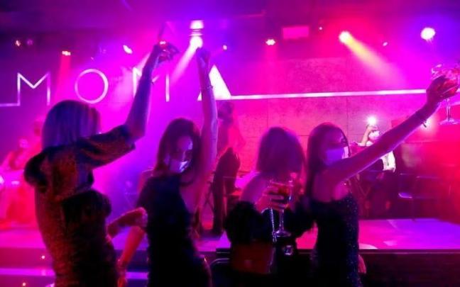 Actos vand&aacute;licos frente a una discoteca de Bilbao