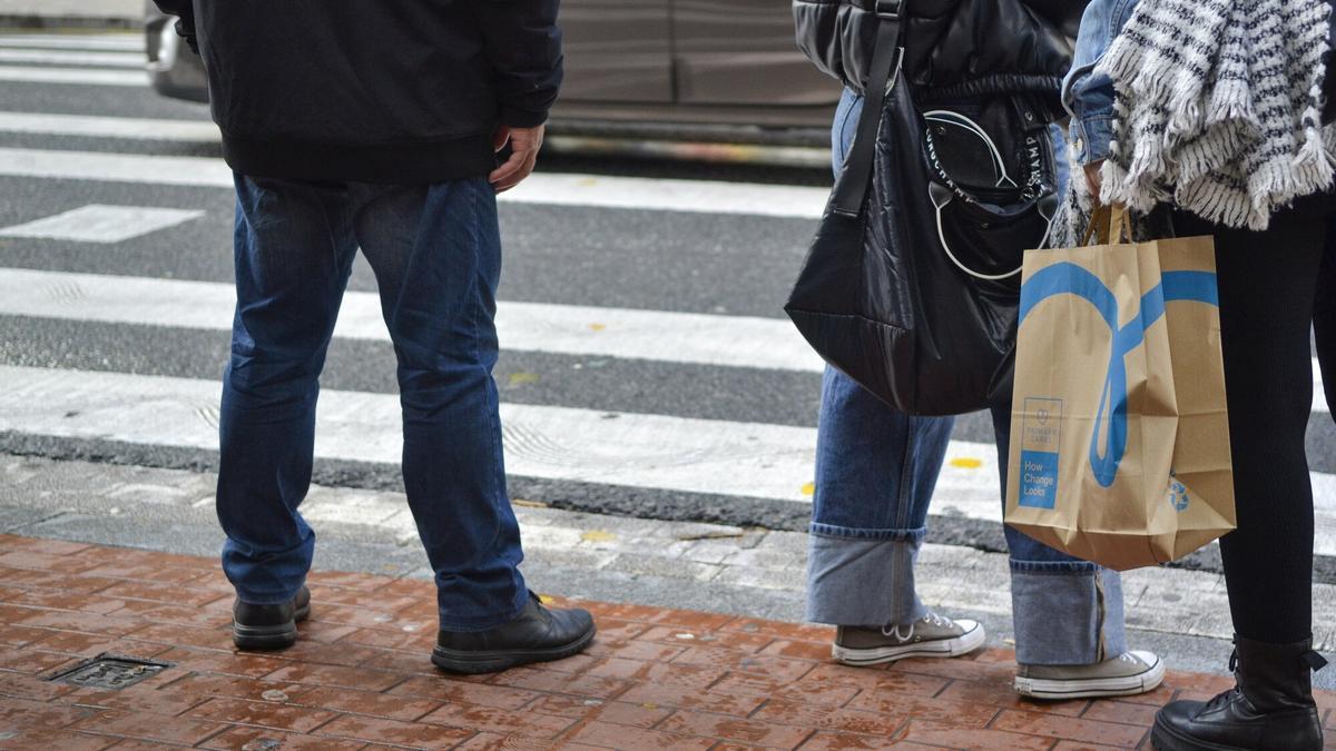 Personas paseando por Bilbao.