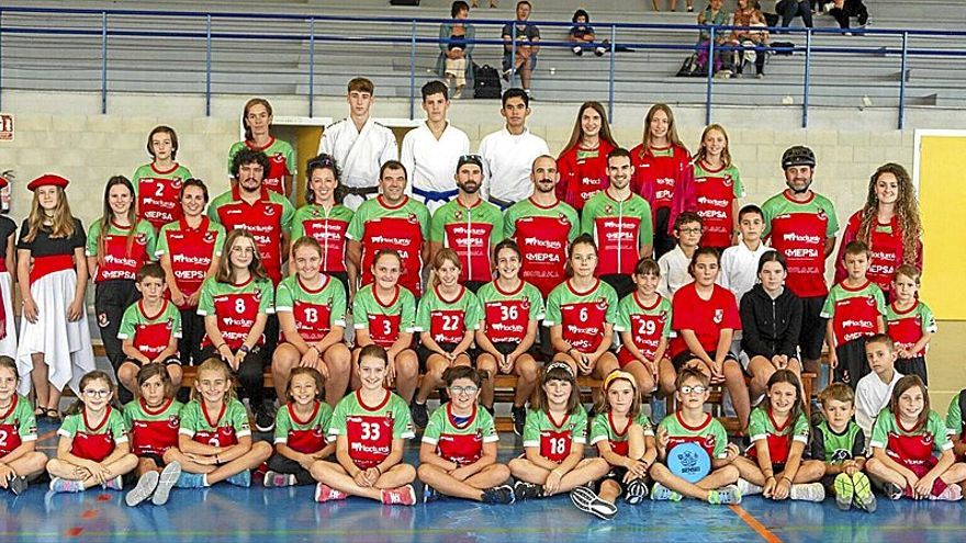 Algunos de los 160 deportistas del nuevo club, posando ayer en la presentación oficial.