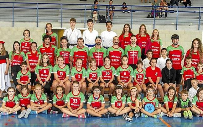 Algunos de los 160 deportistas del nuevo club, posando ayer en la presentación oficial. Algunos de los 160 deportistas del nuevo club, posando ayer en la presentación oficial.