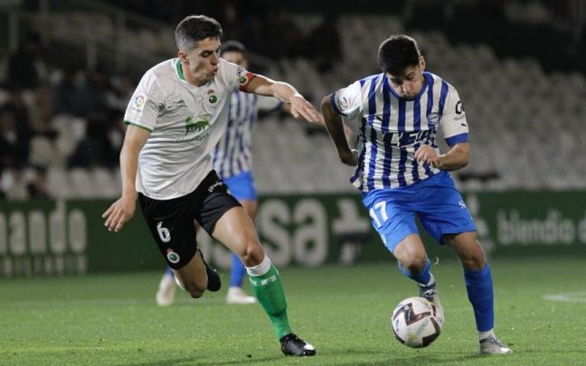 Alkain cabalga con el esférico ante la presión de Sainz-Maza