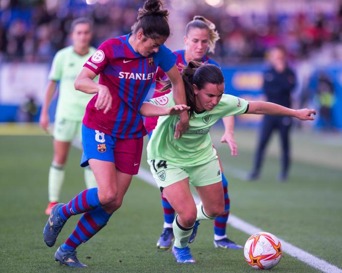 Marta Torrejón y Eunate pugnan por hacerse con el balón.