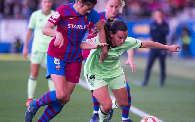 Marta Torrejón y Eunate pugnan por hacerse con el balón.