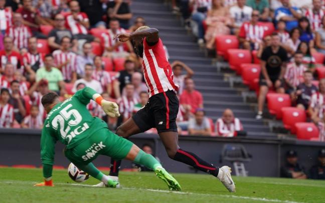 Iñaki Williams no acertó a rematar cuando San Mamés ya cantaba el gol. Iñaki Williams no acertó a rematar cuando San Mamés ya cantaba el gol.
