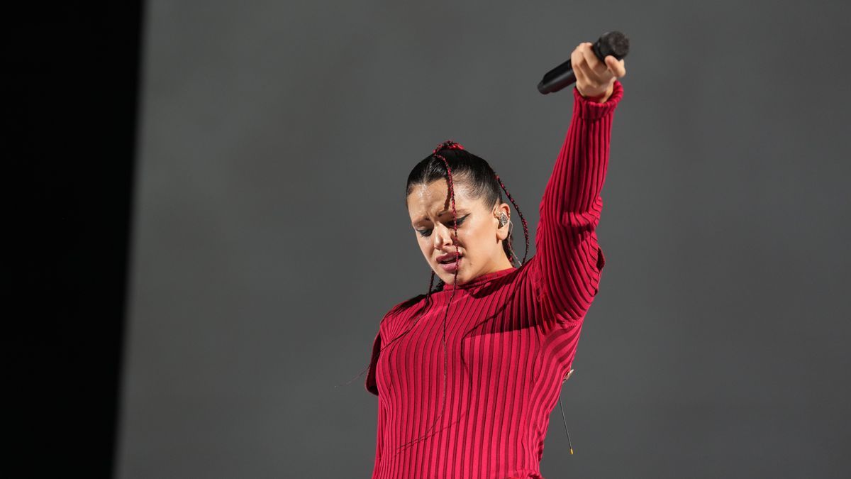 La cantante Rosalía durante su concierto en el Barakaldo Bizkaia Arena Bec, a 27 de julio de 2022.